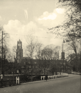 604963 Gezicht over de Stadsbuitengracht te Utrecht op de huizen aan het Hieronymusplantsoen; links op de achtergrond ...